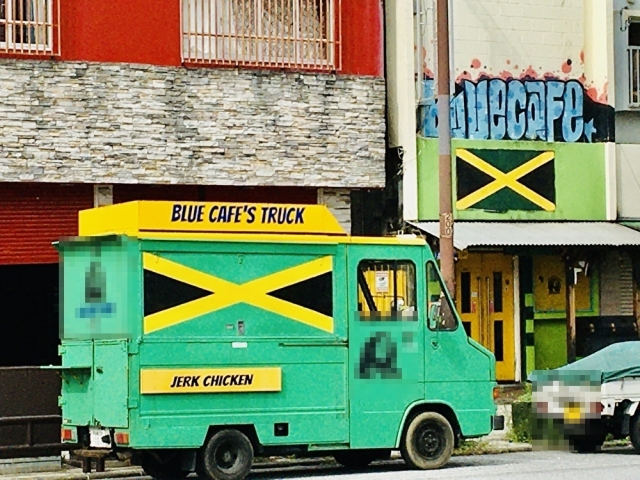 ジャマイカの国旗の柄がある車