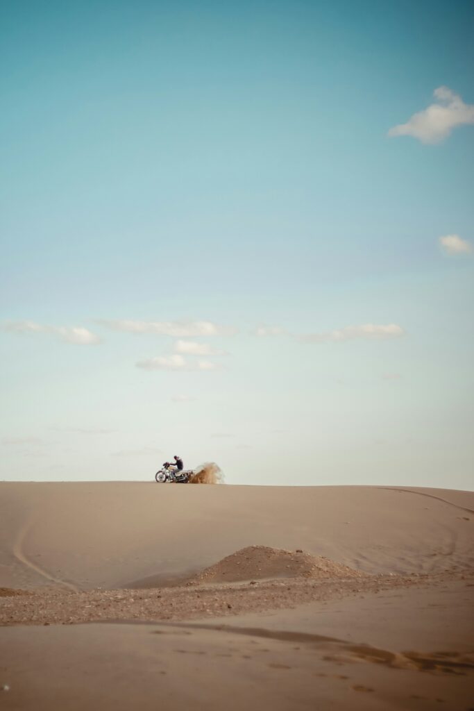 バイクと砂漠